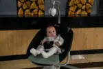 Električna ljuljaška za bebe Rocky Green sa bebom uživo galerija (1)